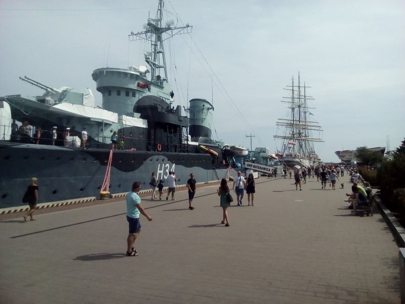 Torpedoborec ORP Blyskawica a plachetnice Dar Pomorza, Jižní molo, Gdyně